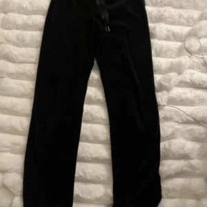 Svarta mysbyxor från Gina Tricot - Snygga svarta byxor från Gina Tricot i storlek XS. Byxorna är tillverkade av polyester och elastan vilket ger dem en skön stretch. De har en bekväm passform.