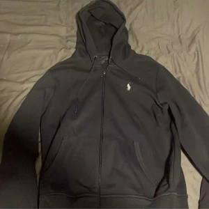 Ralph lauren Hoodie - Tjena. Säljer min Ralph lauren zip tröja för den inte kommer till använder. Den är i jätte bra skick knappt använd, kan gå ner i pris vid en snabb och smidig affär