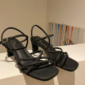 Svarta klackskor - Super bekväma att gå med, bara använda en gång!!