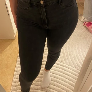 Svarta jeans zara - Snygga svarta högmidjade jeans med en tight passform. Från zara