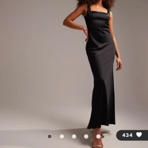 Svart maxiklänning i satin med fyrkantig ringning (Asos) - Helt ny och oanvänd klänning från Asos i strl 36. Alla lappar kvar. Säljes då returtiden gått ut.  Nypris 1569:-.