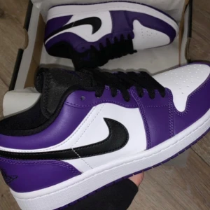 Nike Air Jordans i lila och svart - Snygga Nike Air Jordans i en fräsch lila och svart färgkombination. 