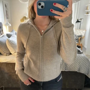 Soft Goat zip - Säljer en min beige kashmir zip från Soft goat! I super fint skick, nypriset är 2700 men säljer för 1400🥰💗