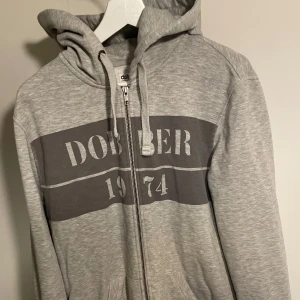 Dobber hoodie - Dobber hoodie bra skick! Storlek M, jag är 180 70 kg i bilden! Hör av dig om du har några frågor!