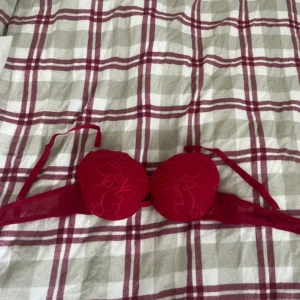 Röd spets-bh med push up - Använd nån gång, men är i bra skick, push up.