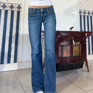 lågmidjade levis jeans - lågmidjade levis jeans i modellen eve, (bilder från förra ägaren). säljer då dom inte passar mig. midja 78 cm & innerben 81 cm💕