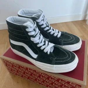 Höga vans - Skitsnygga mörkgröna höga vans i nyskick!! Säljer då de är för små för mig