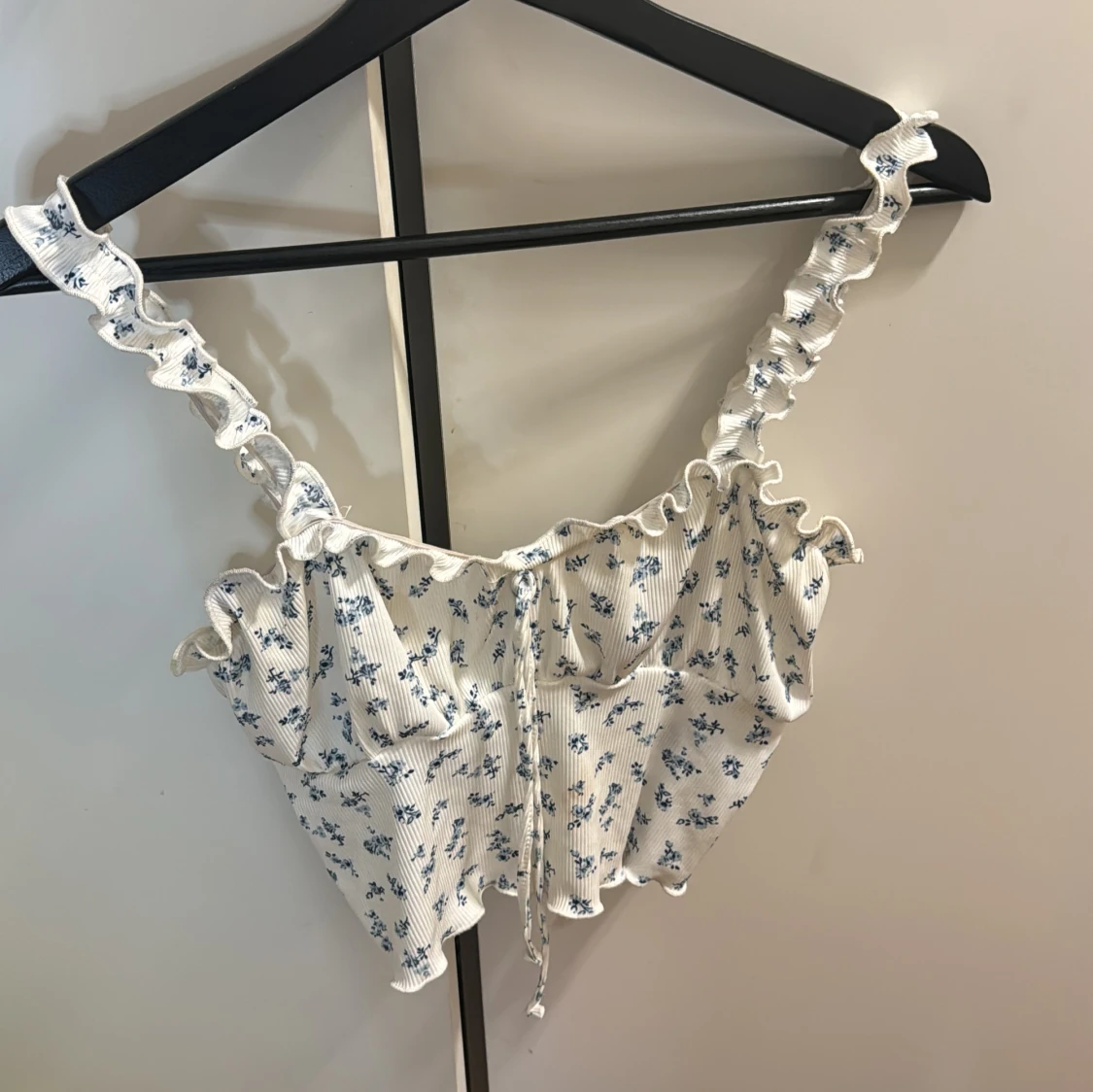 Vit blommig topp med volangdetaljer - 4