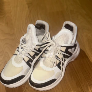 Skor  - Är i storlek 38, lite slitna. 