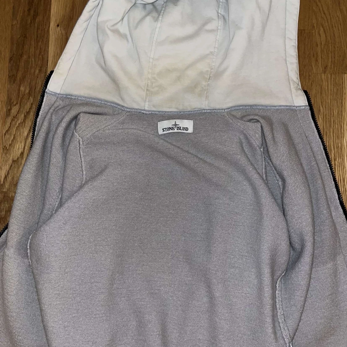 Grå hoodie från Stone Island - 2