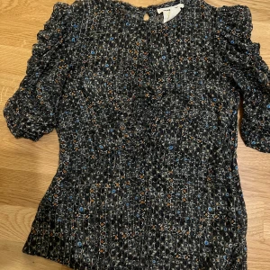 Isabel Marant tröja - Snygg mönstrad topp från Isabel Marant. Jättefin passform med korta puffärmar.