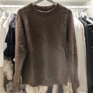 Brun stickad tröja från Selected Femme - Mysig brun stickad tröja från Selected Femme. Perfekt för kyliga dagar med sin mjuka och varma känsla, vilket gör den till ett mångsidigt plagg i garderoben. Tröjan är i nyskick då den bara har legat oanvänd i garderoben! Har du frågor eller funderingar så ska du inte tveka på att kontakta⭐️