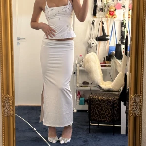 Vit kjol - Säljer denna vita stretchiga kjol med en slut på ena sidan från BERSHKA🤍 Finns även att köpa i svart!