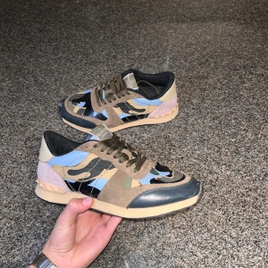 Valentino Rockrunners - Såljer ett fräscht par Valentino Rockrunners i strlk 40. Nypris ligger på runt 7000kr men jag säljer endast för 1999kr✅. Hör av er vid minsta fundering! Pris kan diskuteras✅ Dustbag, extrasnören och Låda kommer med!