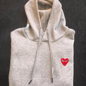Comme des Garcons Hoodie (Cdg hoodie) - Säljer denna feta Comme des Garcons hoodien i superbra skick. Säljer då den e för liten för mig, skriv om ni har några funderingar eller frågor om hoodien