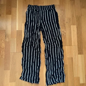 Randiga byxor - Sköna byxor i viskos med band runt midjan! Har använts en del, men har inga märken eller fläckar. Byxorna kan vara lite små i storleken. Alla använda plagg tvättas noga innan leverans! Det är bara att skriva om du har några frågor! <3 
