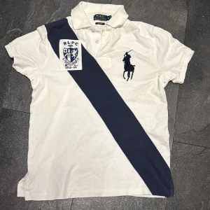 Ralph lauren piké - Säljer en snygg Polo Ralph Lauren Piké som är i bra skick med snygga detaljer på tröjan. Hör av er vid frågor och funderingar☺️❄️