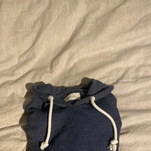 Mörkblå hoodie från Pier One - Säljer en snygg mörkblå hoodie från Pier One. Sparsamt använd 10/10 skick. Säljer för den är lite för tajt på mig.