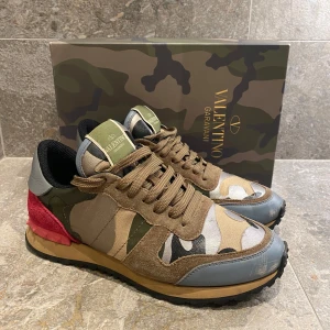 Valentino Rockrunners - Size 40/41 - Säljer dessa skifteta Valentino Rockrunners som är helt perfekta till vintern och våren! ❄️| Condition 8/10 (Lite slitningar där fram som man ser på bilden) | Vårt pris: 2299 | Passar mellan EU 40-41 | Vid övriga frågor är det bara att höra av sig! (OBS: En liten del av skon på insidan har färgen lossnat på, men inget som syns när dem är på då det är på insidan)