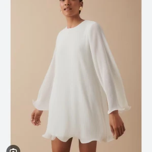 Vit klänning - Säljer denna super söta klänning från Gina Tricot. Som ny, endast använd en gång!🩷 Storlek 34