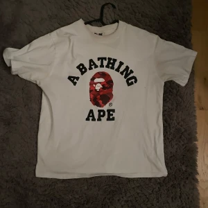 Bape t shirt - Används aldrig fint skick. Storlek L men tvätten har fått den o snarare va som S, boxy fit. Kom privat för mer frågor eller bilder 