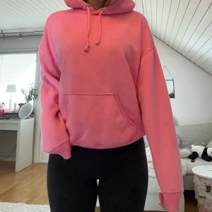 Rosa hoodie - Säljer en mysig rosa hoodie från BikBok. I bra skick och storlek S✨✨Skriv om ni har några frågor🩷 Finns en annan annons med fri frakt!!