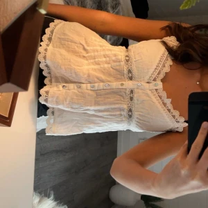 Vit blus med spetsdetaljer - En superfin vit topp med knappar och spets detaljer från Zara, aldrig använd💕💗 säljer en likadan i svart