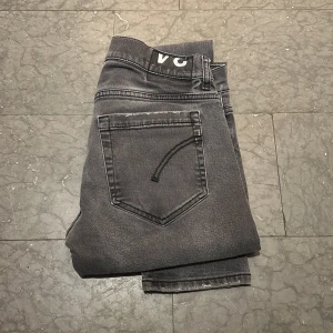 Dondup George  - MÄRKE DONDUP: MODELL GEORGE: NYPRIS CA 3 000- 4000: MITT PRIS 679: PASSAR 30/32: SNYGGA SLITNINGAR: hör av er vid funderingar!😃