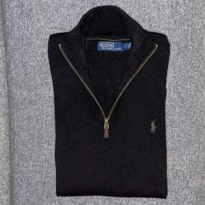 En svart Ralph lauren halfzip tröja som är 100% merinoull. Skick 10/10 med inga defekter. Nypris 2500kr. Storlek S. Kan gå ner i pris vid snabb affär!