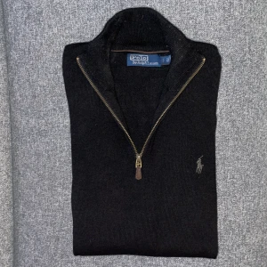 Ralph lauren halfzip 100% merinoull (HELT NY) - En svart Ralph lauren halfzip tröja som är 100% merinoull. Skick 10/10 med inga defekter. Nypris 2500kr. Storlek S. Kan gå ner i pris vid snabb affär!