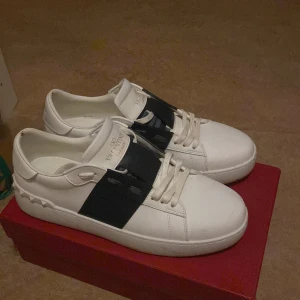 Valentino Garavani sneakers - Säljer ett par snygga Valentino sneakers. Dem är i 8/10 skick och passar till allt. Skriv för frågor! 