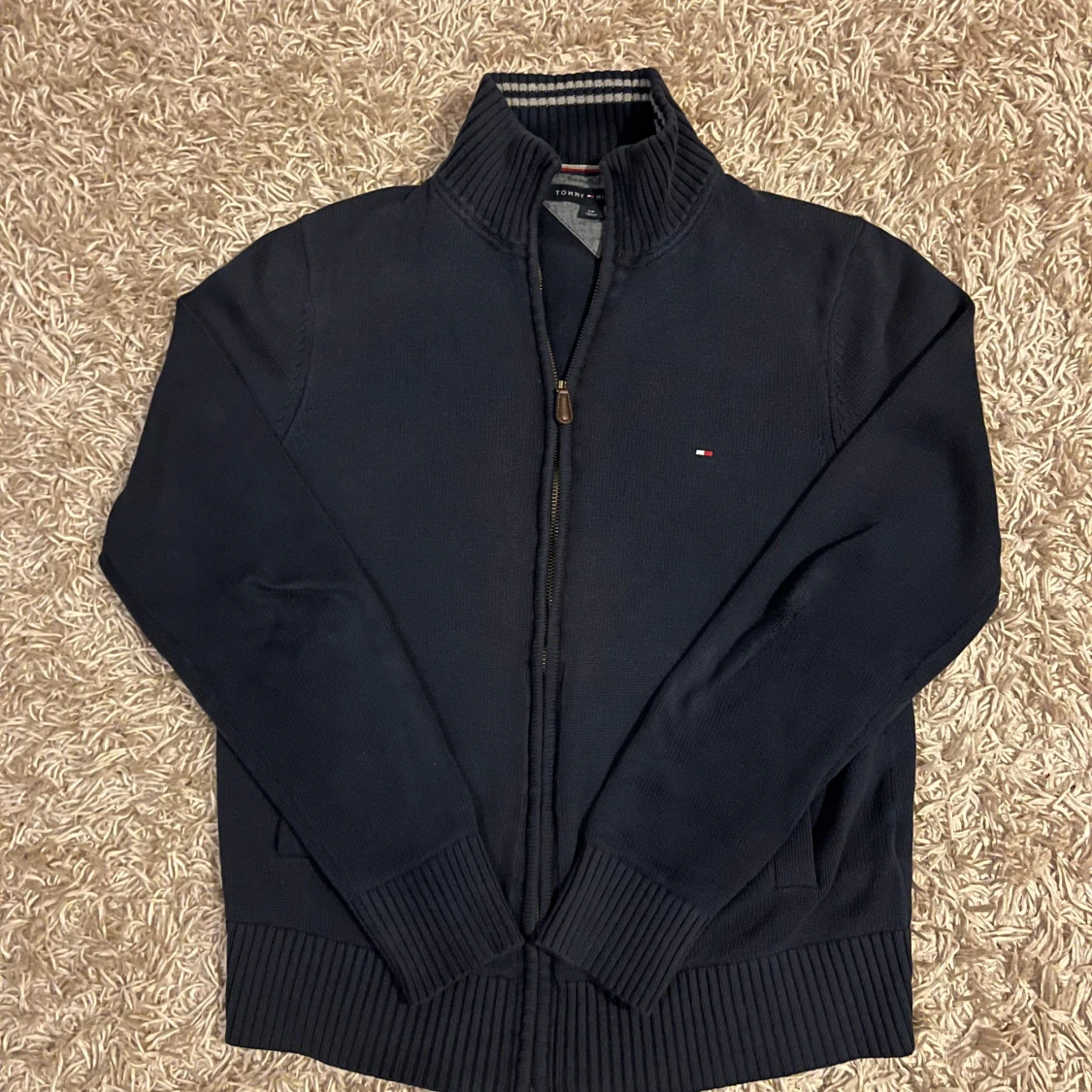 Mörkblå finstickad tröja med dragkedja från Tommy Hilfiger