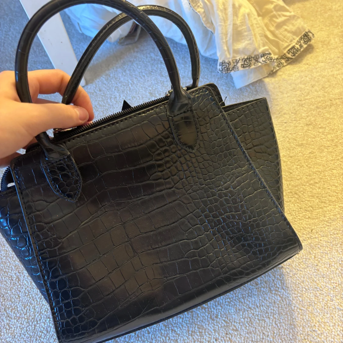 Svart handväska med krokodilmönster - 1