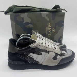 VALENTINO ROCKRUNNERS  - Valentino Rockrunners- Skick: 9,5/10 - Tillbehör: Dustabag - Storlek 39 sitter som 40 - Nypris ca 7500kr - Deluxecloset
