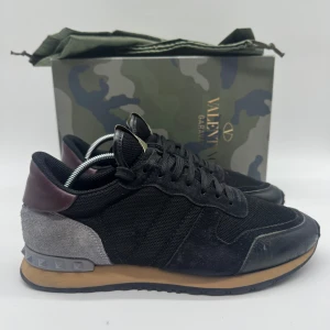 VALENTINO ROCKRUNNERS - Valentino Rockrunners- Skick: 9/10 - Tillbehör: Enbart Skorna  - Storlek 40 sitter som 41 - Nypris ca 7500kr - Deluxecloset