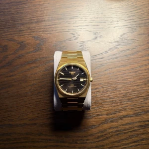 Tissot PRX Powermatic 80 Damian Lillard Special Edition - Säljer min Tissot PRX. 40mm. Borstat och polerat guldfärgat stål. Safirglas. Gångreserv 3 dagar.
