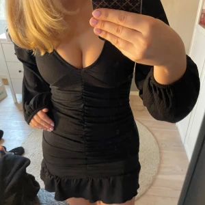 Svart klänning från Gina - Superfin klänning som inte kommit till användning! Alltså nyskick (bär vanligtvis S)!🫶🏼