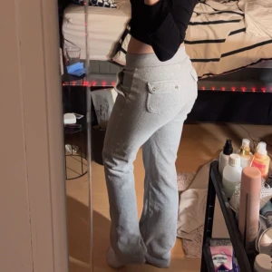 Juicy byxor storlek xxs/xs - Köpte dessa av en tjej som köpte dom av en annan tjej på Plick men dom är typ för stora fast dom är i storlek xxs, så skulle nog säga att dom passar xs mer dom passar xxs men dom sitter liite löst, kan tänka mig att byta också mot några i storlek xxs färg spelar inte så stor roll men helst typ svart dom är i nyskick och inga skador hon jag köpte dom av hade inte använt dom utan bara testat dom en gång, vet inte med första ägaren men dom verkar inte vara så använda. Jag är ca 157/158