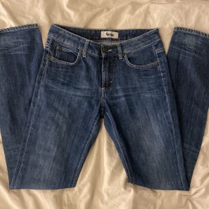 Lågmidjade jeans - Snygga blå jeans från Acne. 3dje bilden är lånad men jeansen är demsamma💗Low waist, en mörkblå nyans. Storlek W27/L32 Nypris ligger på 2000-3000kr. Skriv om ni har frågor eller funderingar☺️Pris kan diskuteras. Mått runt hela midjan är 75-80 cm, innerbenslängden är 80cm❤️