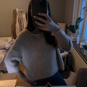 Beige stickad tröja - Mysig beige stickad tröja med trekvartsärm. 