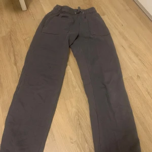 Gråa mjukisbyxor lager157  - Säljer ett par bekväma svarta mjukisbyxor från Lager157. Väldigt mjukt material, storlek XS 