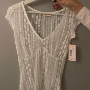 Vit spetsblus från Nelly - Jättefin med lapp kvar, lite stor i storleken