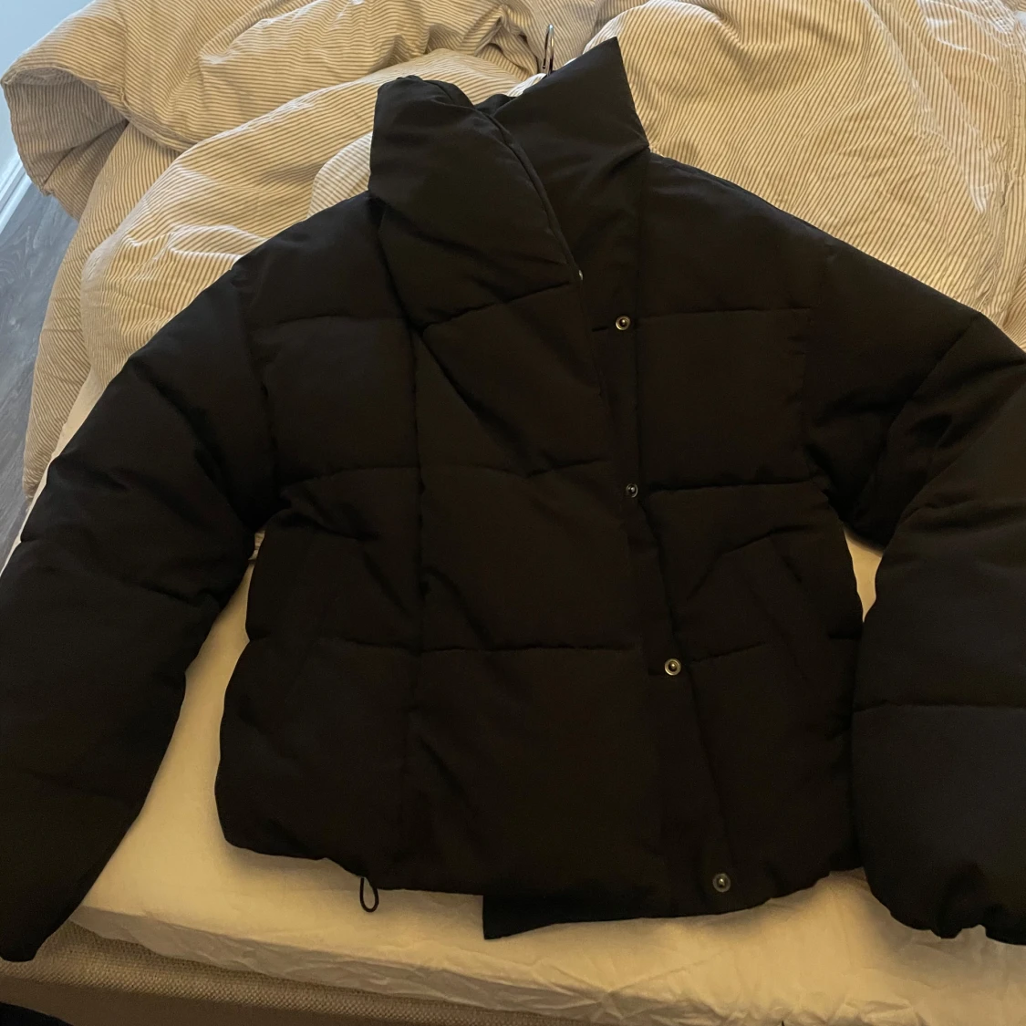 Svart pufferjacka från Pieces