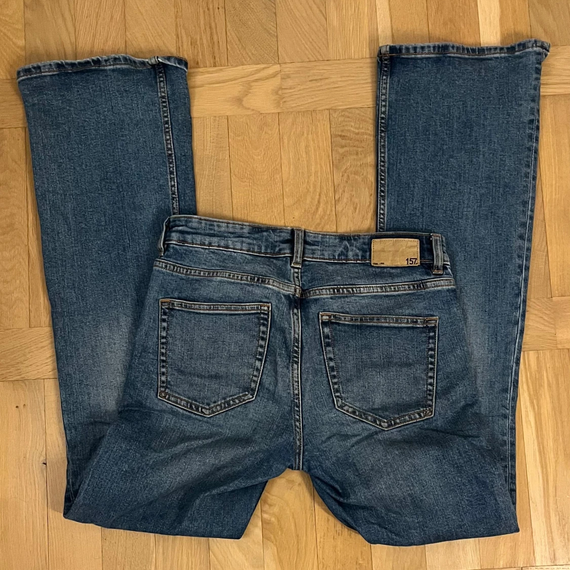 Blå jeans med bootcut - 3