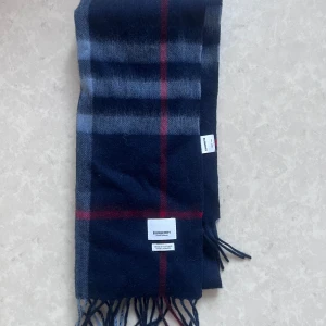Rutig halsduk från Burberry - Säljer en burberry halsduk i färgen blå. Den är i nyckick med riktigt skönt material. Kommer i en burberry påse