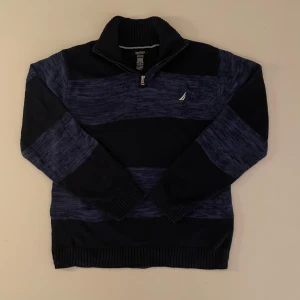Nautica quarter zip navy blue/black - En riktigt snygg nautica tröja som har klassiska färger och ett riktigt fräscht märke. Det är bara höra av sig vid frågor eller fler bilder! 😇