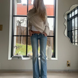 Blå bootcut jeans - Super snygga low waist jeans. Jeanstyget är relativt stretchigt och mjukt vilket är super najs! Passar bra på mig som är ca 175.