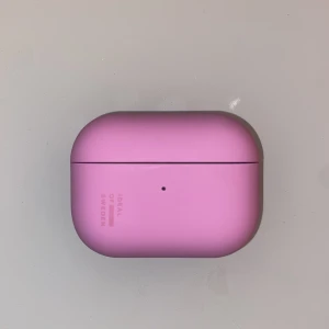 AirPods-skal från Ideal of Sweden i ”Bubblegum pink” - Snyggt rosa hörlursfodral från Ideal of Sweden i ”Bubblegum pink”. Använt ett få tal gånger men det finns inga defekter och är så gott som ny, var osäker på färgen då den såg ljusare ut på hemsidan men kunde ej returnera. Köpt för 249kr