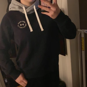Hoodie från Under Armour - Säljer en snygg oanvänd svart hoodie från Under Armour med grå huva och vita snören. Den har ett tryck med texten 'Under Armour Nineteen Ninety Six' både fram och baksida✨✨.