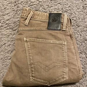 Replay jeans  - Ett par riktigt snygga replay jeans! Ny pris 1699kr. Mitt pris 199kr Skick 9/10. Skriv vid minsta fundering mvh Lysekilsgarderoben!! 